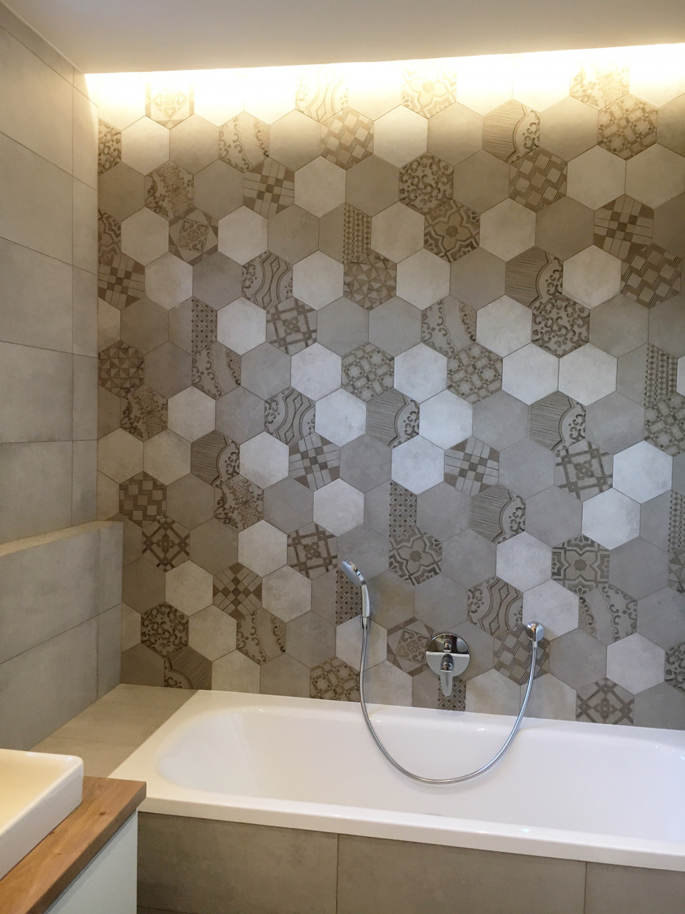 hexagonální obklad ve velké koupelně | 1+1 atelier